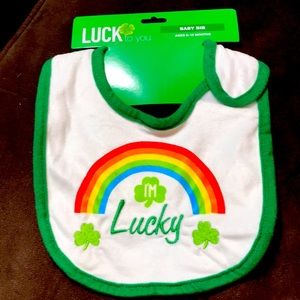 ♥️ 3/$15 NWT I’m lucky baby bib with rainbow 🌈
